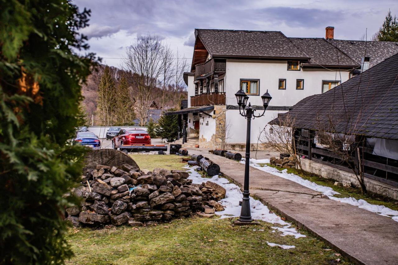 Отель Casa Octavian Сучевица Экстерьер фото