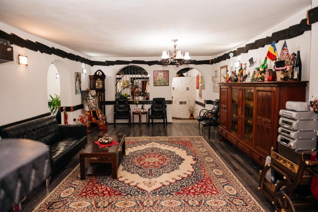 Отель Casa Octavian Сучевица Экстерьер фото